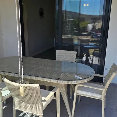 Guendogan Bahceli Plaj Kullanimli Iyi Esyali Begonvilli Yeni Ev Apartment