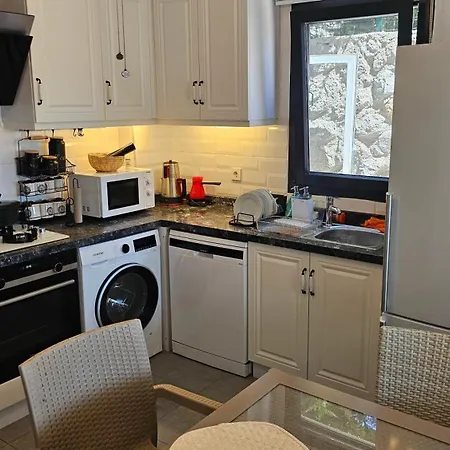 Guendogan Bahceli Plaj Kullanimli Iyi Esyali Begonvilli Yeni Ev Apartment *