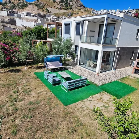 Apartment Guendogan Bahceli Plaj Kullanimli Iyi Esyali Begonvilli Yeni Ev