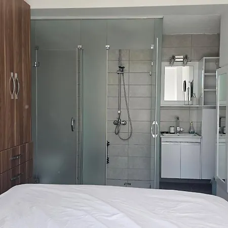 Guendogan Bahceli Plaj Kullanimli Iyi Esyali Begonvilli Yeni Ev Apartament