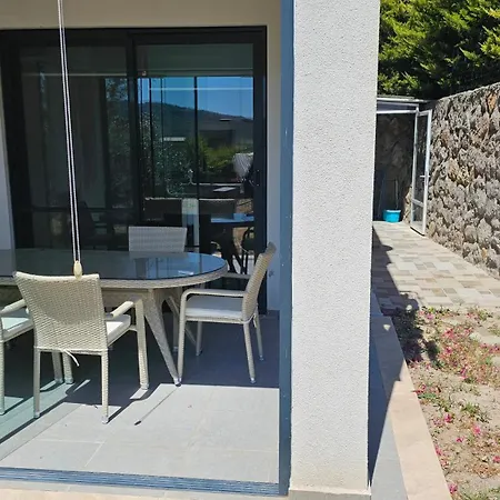 Guendogan Bahceli Plaj Kullanimli Iyi Esyali Begonvilli Yeni Ev Bodrum