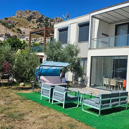 Guendogan Bahceli Plaj Kullanimli Iyi Esyali Begonvilli Yeni Ev Apartment