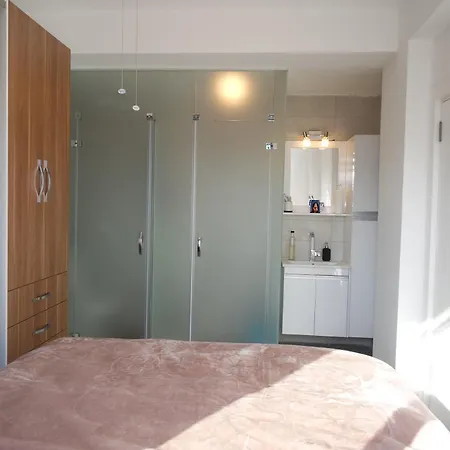 Guendogan Bahceli Plaj Kullanimli Iyi Esyali Begonvilli Yeni Ev Apartament Bodrum
