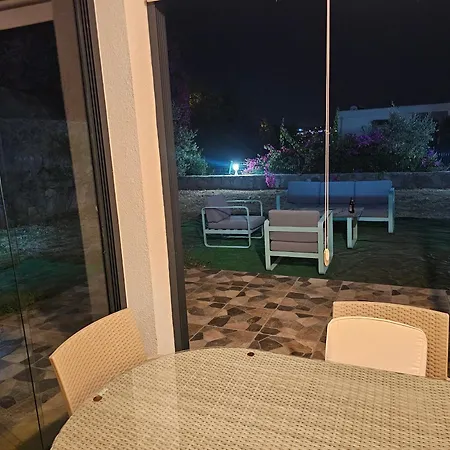 Guendogan Bahceli Plaj Kullanimli Iyi Esyali Begonvilli Yeni Ev Apartament Bodrum